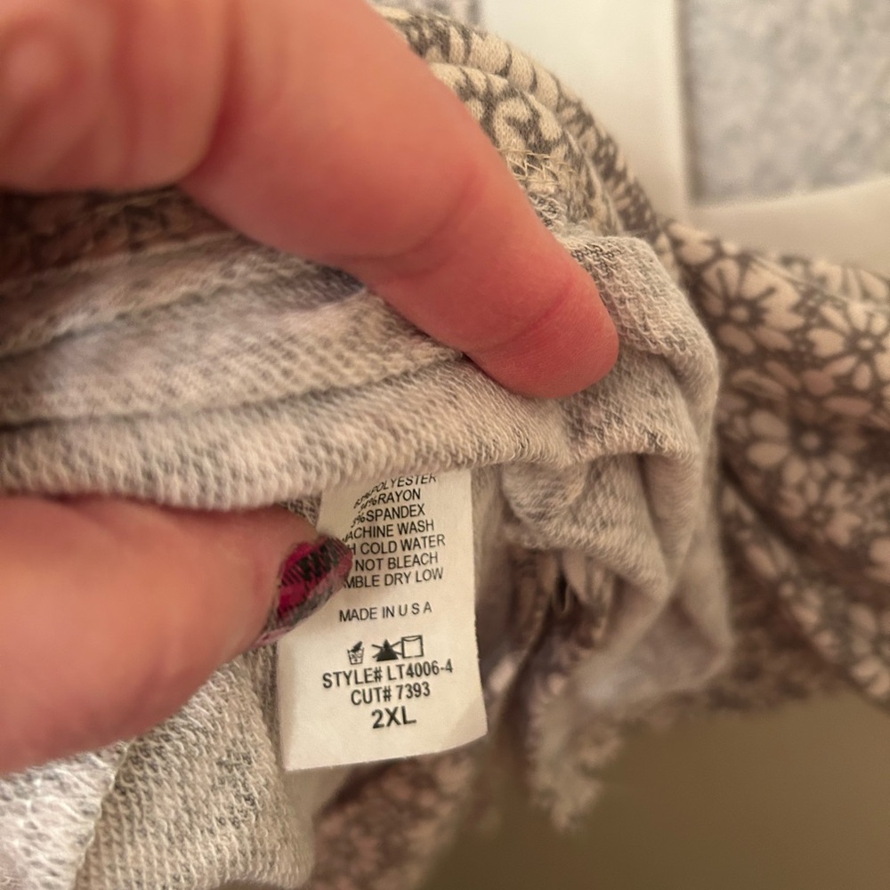 NWOT light knit top, v neck needs cami under, sz 2x, runs loose. - Picture 7 of 9